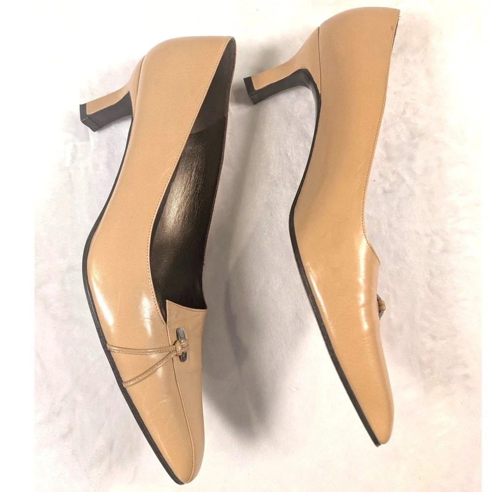 Stuart Weitzman Beige Leather Pointed Toe Kitten Heel Pumps 9.5 AA Narrow READ